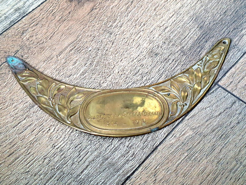 Une plaque casque adrian - une, de